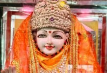 मां दुर्गा की आंखों से पट्टी हटते ही गूंजे जयकारे:समय माता मंदिर में भी भक्तों ने की पूजा-अर्चना मां दुर्गा की आंखों से पट्टी हटते ही गूंजे जयकारे:समय माता मंदिर में भी भक्तों ने की पूजा-अर्चना
