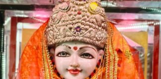 मां दुर्गा की आंखों से पट्टी हटते ही गूंजे जयकारे:समय माता मंदिर में भी भक्तों ने की पूजा-अर्चना मां दुर्गा की आंखों से पट्टी हटते ही गूंजे जयकारे:समय माता मंदिर में भी भक्तों ने की पूजा-अर्चना