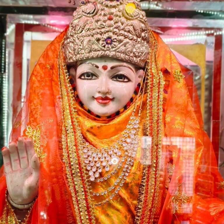 मां दुर्गा की आंखों से पट्टी हटते ही गूंजे जयकारे:समय माता मंदिर में भी भक्तों ने की पूजा-अर्चना