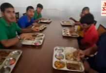 छात्र बोले, अधिकारियों के निर्देश के बाद कुछ हद तक सुधरी व्यवस्था – Students Said The Situation Improved To Some Extent Following Instructions From Officials. छात्र बोले, अधिकारियों के निर्देश के बाद कुछ हद तक सुधरी व्यवस्था - Students Said The Situation Improved To Some Extent Following Instructions From Officials.