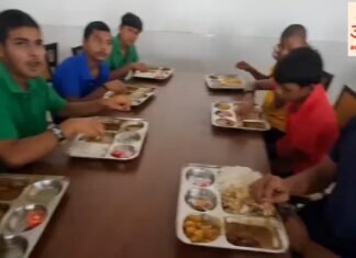 छात्र बोले, अधिकारियों के निर्देश के बाद कुछ हद तक सुधरी व्यवस्था – Students Said The Situation Improved To Some Extent Following Instructions From Officials. छात्र बोले, अधिकारियों के निर्देश के बाद कुछ हद तक सुधरी व्यवस्था - Students Said The Situation Improved To Some Extent Following Instructions From Officials.