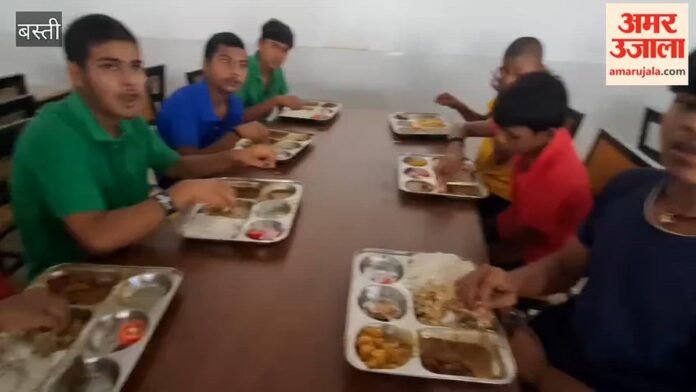 छात्र बोले, अधिकारियों के निर्देश के बाद कुछ हद तक सुधरी व्यवस्था - Students Said The Situation Improved To Some Extent Following Instructions From Officials.