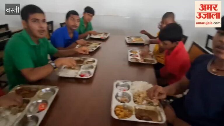 छात्र बोले, अधिकारियों के निर्देश के बाद कुछ हद तक सुधरी व्यवस्था – Students Said The Situation Improved To Some Extent Following Instructions From Officials.