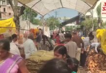 बस्ती: नवरात्र से पहले बाजारों में बढ़ी रौनक, पूजन सामग्री की खरीदारी तेज बस्ती: नवरात्र से पहले बाजारों में बढ़ी रौनक, पूजन सामग्री की खरीदारी तेज