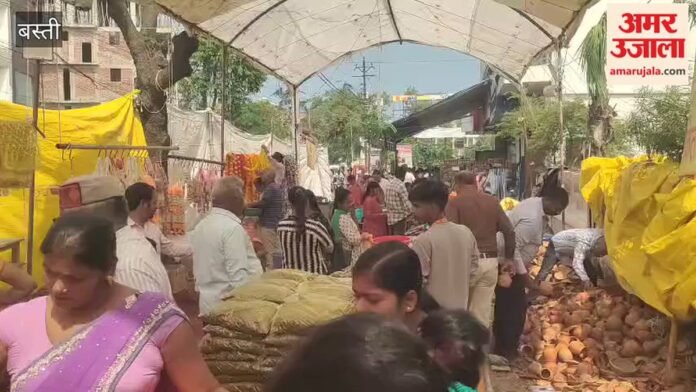 बस्ती: नवरात्र से पहले बाजारों में बढ़ी रौनक, पूजन सामग्री की खरीदारी तेज