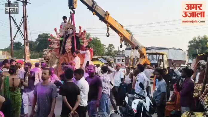 1xfw5cd.0000000.jpg बस्ती:कौलेश्वर नाथ मंदिर में स्थापना के लिए ले जाई गई मां दुर्गा की प्रतिमा - Goddess Durga Idol Taken For Installation At Kauleshwar Nath Temple