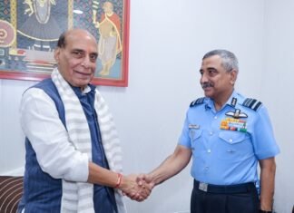 भारतीय वायुसेना में नई जिम्मेदारी से पहले आशुतोष दीक्षित की राजनाथ सिंह से मुलाकात