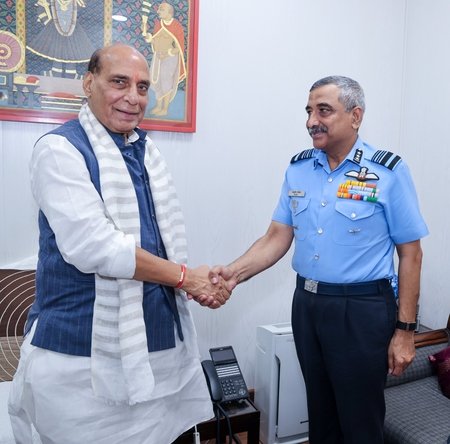 भारतीय वायुसेना में नई जिम्मेदारी से पहले आशुतोष दीक्षित की राजनाथ सिंह से मुलाकात