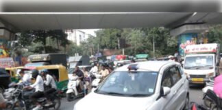 दिल्ली के झंडेवालान में बवाल, CJP प्रदर्शनकारियों को ले जा रही बस पर पथराव
