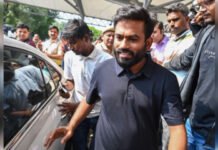 कनॉट प्लेस में आगे बढ़ रहे अभिजीत दिपके को दिल्ली पुलिस ने हिरासत में लिया