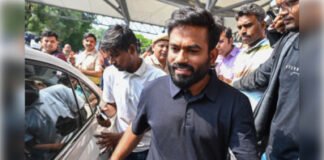कनॉट प्लेस में आगे बढ़ रहे अभिजीत दिपके को दिल्ली पुलिस ने हिरासत में लिया
