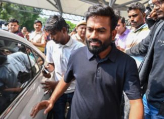 कनॉट प्लेस में आगे बढ़ रहे अभिजीत दिपके को दिल्ली पुलिस ने हिरासत में लिया