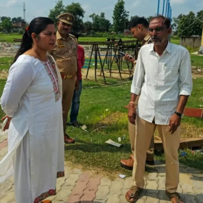 एसडीएम ने रामलीला मेला मैदान का निरीक्षण किया:मिहिपुरवा में दशहरा महोत्सव की तैयारियों की समीक्षा, सुरक्षा और सफाई के दिए निर्देश