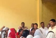 आशा संगिनियों ने विधायक ऋषि त्रिपाठी को सौंपा ज्ञापन:लक्ष्मीपुर कार्यालय में मुख्यमंत्री तक मांगें पहुंचाने की अपील आशा संगिनियों ने विधायक ऋषि त्रिपाठी को सौंपा ज्ञापन:लक्ष्मीपुर कार्यालय में मुख्यमंत्री तक मांगें पहुंचाने की अपील