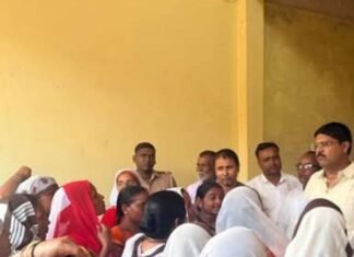 आशा संगिनियों ने विधायक ऋषि त्रिपाठी को सौंपा ज्ञापन:लक्ष्मीपुर कार्यालय में मुख्यमंत्री तक मांगें पहुंचाने की अपील आशा संगिनियों ने विधायक ऋषि त्रिपाठी को सौंपा ज्ञापन:लक्ष्मीपुर कार्यालय में मुख्यमंत्री तक मांगें पहुंचाने की अपील