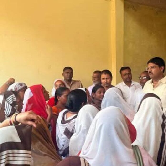 आशा संगिनियों ने विधायक ऋषि त्रिपाठी को सौंपा ज्ञापन:लक्ष्मीपुर कार्यालय में मुख्यमंत्री तक मांगें पहुंचाने की अपील