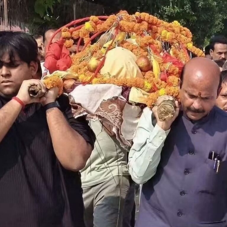 भाजपा महामंत्री हरीश द्विवेदी की मां का निधन:अंतिम संस्कार में कई राज्यों के नेता और जनप्रतिनिधि पहुंचे, अयोध्या में सरयू तट पर हुआ अंतिम संस्कार
