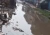 लक्ष्मनपुर बाजार चौराहे पर जलभराव से सड़क बनी तालाब:राहगीरों की बढ़ी मुश्किलें, गड्ढों से हादसे का डर और बदबू से बीमारी का खतरा