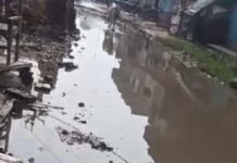 लक्ष्मनपुर बाजार चौराहे पर जलभराव से सड़क बनी तालाब:राहगीरों की बढ़ी मुश्किलें, गड्ढों से हादसे का डर और बदबू से बीमारी का खतरा