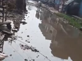 श्रावस्ती – लक्ष्मनपुर बाजार चौराहे पर जलभराव से सड़क बनी तालाब:राहगीरों की बढ़ी मुश्किलें, गड्ढों से हादसे का डर और बदबू से बीमारी का खतरा