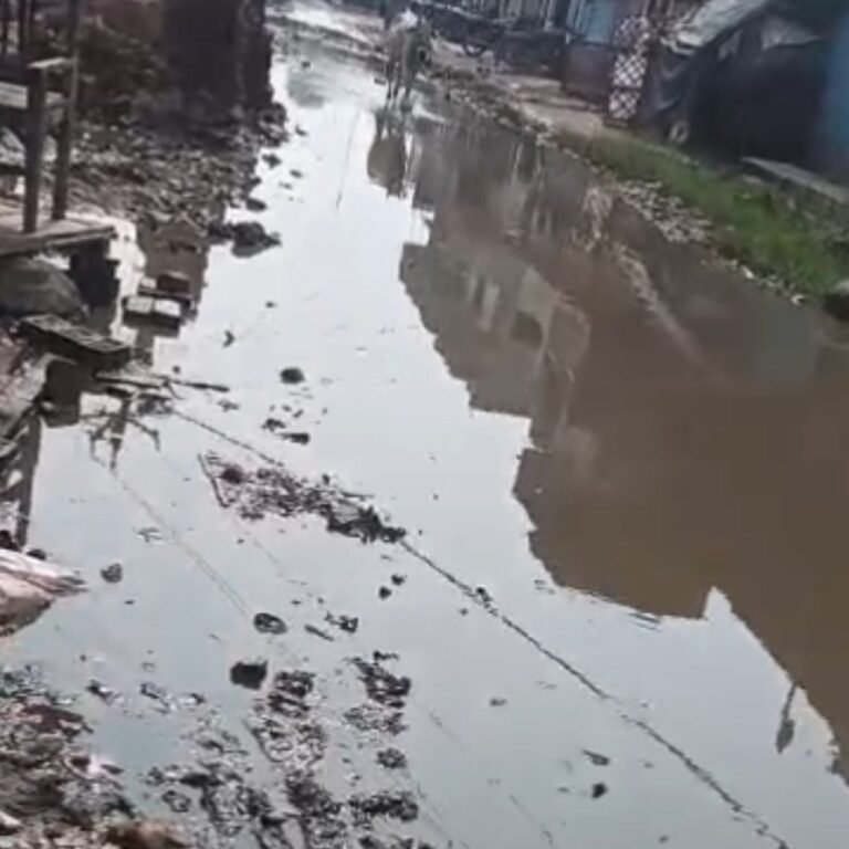 लक्ष्मनपुर बाजार चौराहे पर जलभराव से सड़क बनी तालाब:राहगीरों की बढ़ी मुश्किलें, गड्ढों से हादसे का डर और बदबू से बीमारी का खतरा