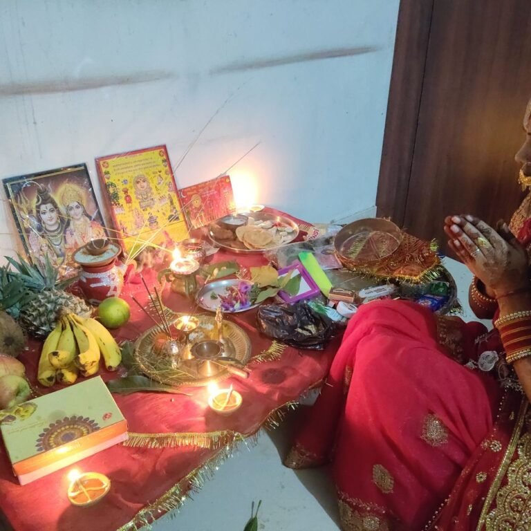 बारिश और बादलों से चांद दिखने में देरी:महराजगंज में करवा चौथ पर महिलाओं ने निर्जला व्रत रखा, सज-धजकर पूजा की