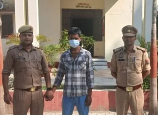 पोक्सो एक्ट में वांछित अभियुक्त गिरफ्तार:निचलौल पुलिस ने कपिया तिराहे के पास से पकड़ा, न्यायालय में पेश किया पोक्सो एक्ट में वांछित अभियुक्त गिरफ्तार:निचलौल पुलिस ने कपिया तिराहे के पास से पकड़ा, न्यायालय में पेश किया