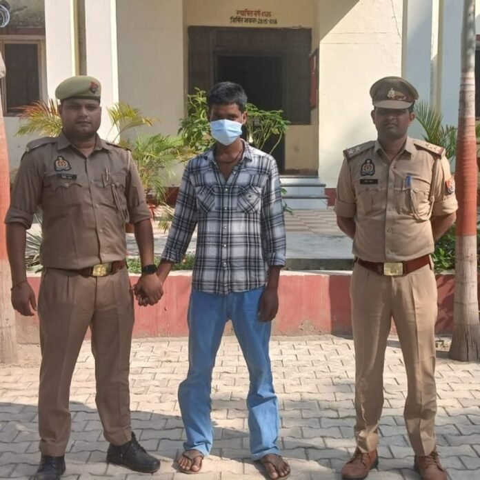 पोक्सो एक्ट में वांछित अभियुक्त गिरफ्तार:निचलौल पुलिस ने कपिया तिराहे के पास से पकड़ा, न्यायालय में पेश किया