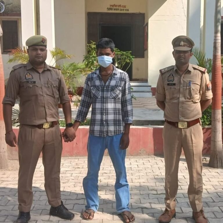 पोक्सो एक्ट में वांछित अभियुक्त गिरफ्तार:निचलौल पुलिस ने कपिया तिराहे के पास से पकड़ा, न्यायालय में पेश किया