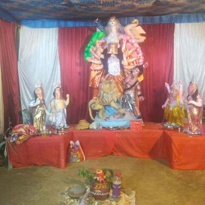 लेहरा स्टेशन पर दुर्गा पंडाल में भक्तों की भीड़:भव्य सजावट और भजन-कीर्तन से गूंजा परिसर, बेलवाडाडीं में भी प्रतिमा स्थापित