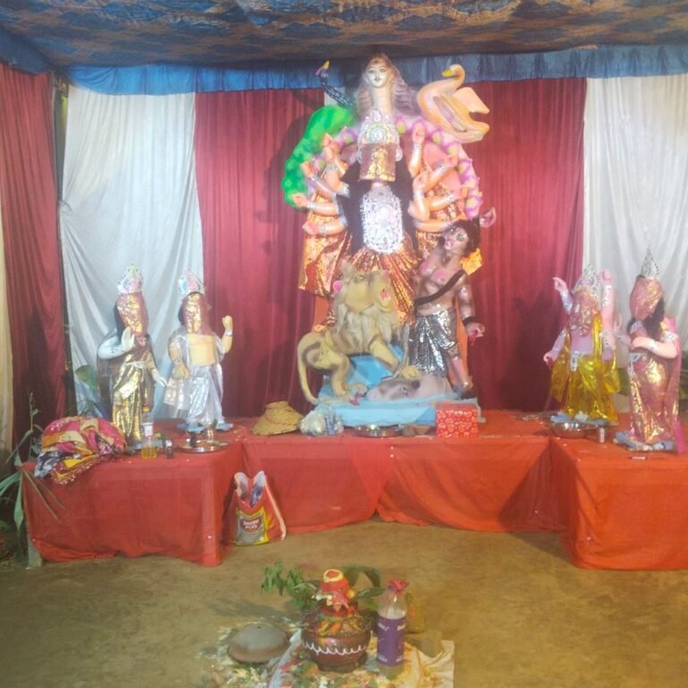 लेहरा स्टेशन पर दुर्गा पंडाल में भक्तों की भीड़:भव्य सजावट और भजन-कीर्तन से गूंजा परिसर, बेलवाडाडीं में भी प्रतिमा स्थापित