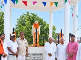 गांधी जयंती पर सिटीजन फोरम ने दी श्रद्धांजलि:जिला परिषद मार्केट में गांधी प्रतिमा पर किया माल्यार्पण, सत्य-अहिंसा और स्वच्छता के आदर्शों को अपनाने का लिया संकल्प