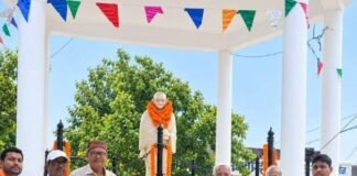 गांधी जयंती पर सिटीजन फोरम ने दी श्रद्धांजलि:जिला परिषद मार्केट में गांधी प्रतिमा पर किया माल्यार्पण, सत्य-अहिंसा और स्वच्छता के आदर्शों को अपनाने का लिया संकल्प