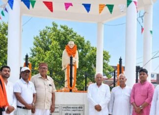 गांधी जयंती पर सिटीजन फोरम ने दी श्रद्धांजलि:जिला परिषद मार्केट में गांधी प्रतिमा पर किया माल्यार्पण, सत्य-अहिंसा और स्वच्छता के आदर्शों को अपनाने का लिया संकल्प