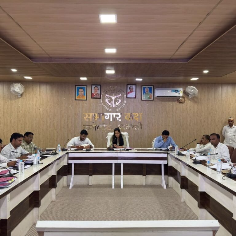 डीएम का उद्यमियों को समय से लोन देने के निर्देश:बैंकों की धीमी ऋण स्वीकृति पर जताई नाराजगी, श्रावस्ती को बाल श्रम मुक्त बनाने के लिए चलेगा अभियान