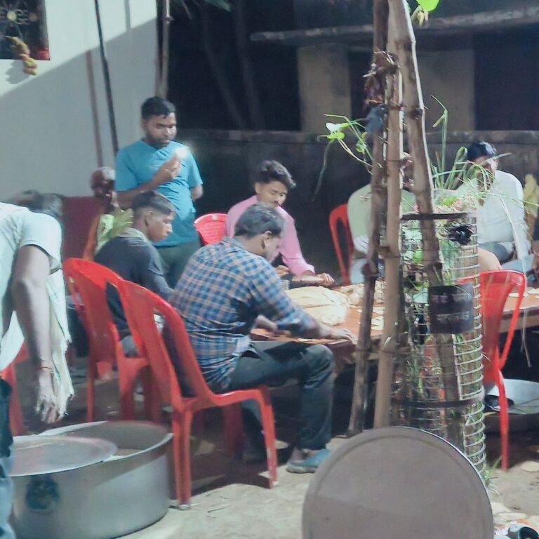 वार्ड 13 में दुर्गा पंडाल सजा और भोज हुआ:दशहरा पर सभासद ने मंदिर परिसर में कराया आयोजन
