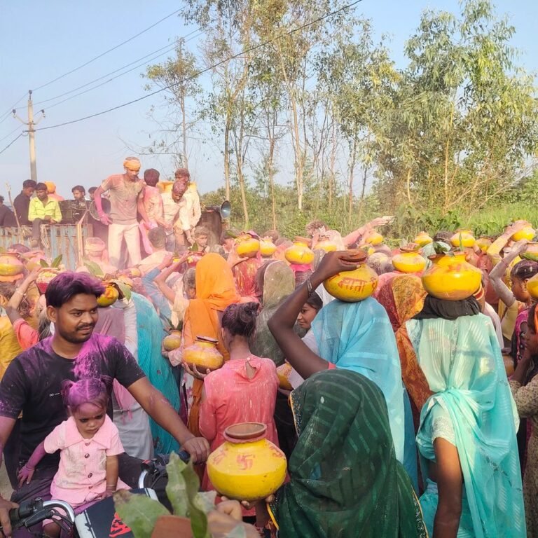 रामपुर धोबियाहार में निकली भव्य कलश यात्रा:नवरात्रि से पहले दुर्गा पूजा समितियों की तैयारियां तेज, वैवाही चौकी क्षेत्र में 17 जगहों पर लगेंगी प्रतिमाएं