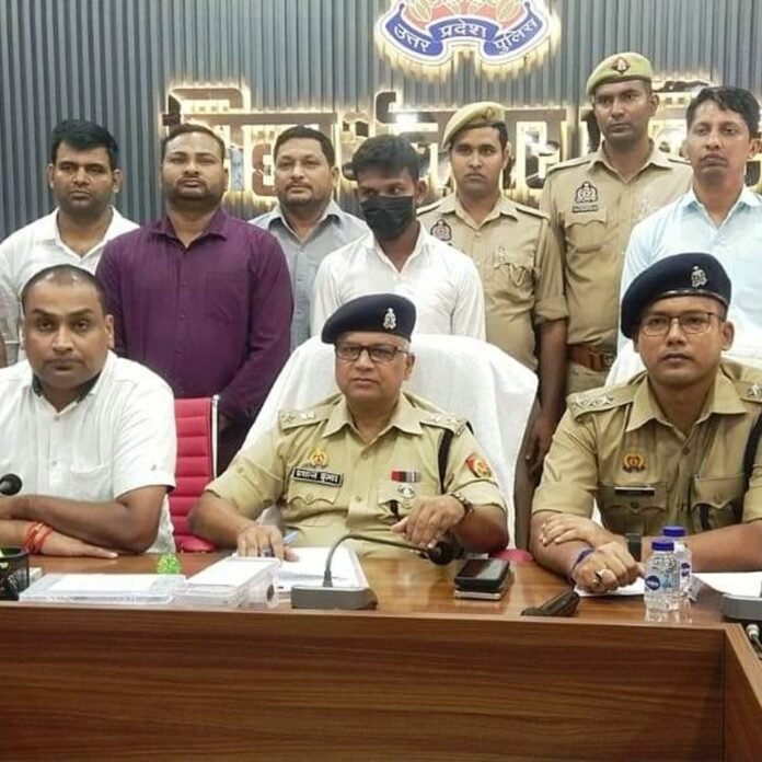 ढाई महीने पहले चोरी हुआ ट्रैक्टर-ट्रॉली बरामद:तमंचे के साथ युवक गिरफ्तार, बेचने के लिए संतकबीरनगर ले जा रहा था