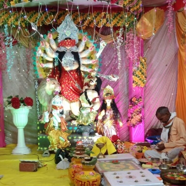 लक्ष्मणपुर बाजार में विराजीं मां दुर्गा:शारदीय नवरात्रि महोत्सव शुरू, नौ दिनों तक चलेगा पूजा-अर्चना और कार्यक्रम