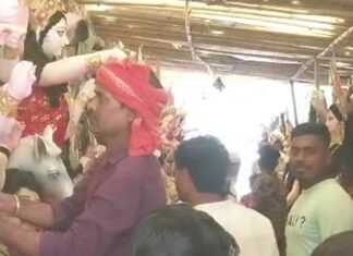 चिलमा बाजार में मां दुर्गा की प्रतिमा लेकर निकले श्रद्धालु:रामजानकी मार्ग जयकारों से गूंजा, रविवार को होगी प्राण-प्रतिष्ठा, पंडाल सजकर तैयार चिलमा बाजार में मां दुर्गा की प्रतिमा लेकर निकले श्रद्धालु:रामजानकी मार्ग जयकारों से गूंजा, रविवार को होगी प्राण-प्रतिष्ठा, पंडाल सजकर तैयार