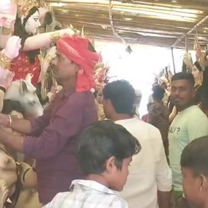 चिलमा बाजार में मां दुर्गा की प्रतिमा लेकर निकले श्रद्धालु:रामजानकी मार्ग जयकारों से गूंजा, रविवार को होगी प्राण-प्रतिष्ठा, पंडाल सजकर तैयार