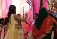 बस्ती के बभनपुरा गांव में डांडिया की धूम:दुर्गा पूजा पर आयोजित कार्यक्रम में महिलाओं और युवतियों ने लिया हिस्सा, माता की चौकी के सामने झूमीं महिलाएं बस्ती के बभनपुरा गांव में डांडिया की धूम:दुर्गा पूजा पर आयोजित कार्यक्रम में महिलाओं और युवतियों ने लिया हिस्सा, माता की चौकी के सामने झूमीं महिलाएं