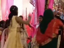 बस्ती के बभनपुरा गांव में डांडिया की धूम:दुर्गा पूजा पर आयोजित कार्यक्रम में महिलाओं और युवतियों ने लिया हिस्सा, माता की चौकी के सामने झूमीं महिलाएं