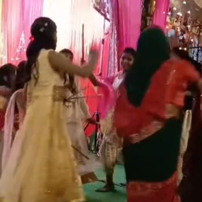 बस्ती के बभनपुरा गांव में डांडिया की धूम:दुर्गा पूजा पर आयोजित कार्यक्रम में महिलाओं और युवतियों ने लिया हिस्सा, माता की चौकी के सामने झूमीं महिलाएं