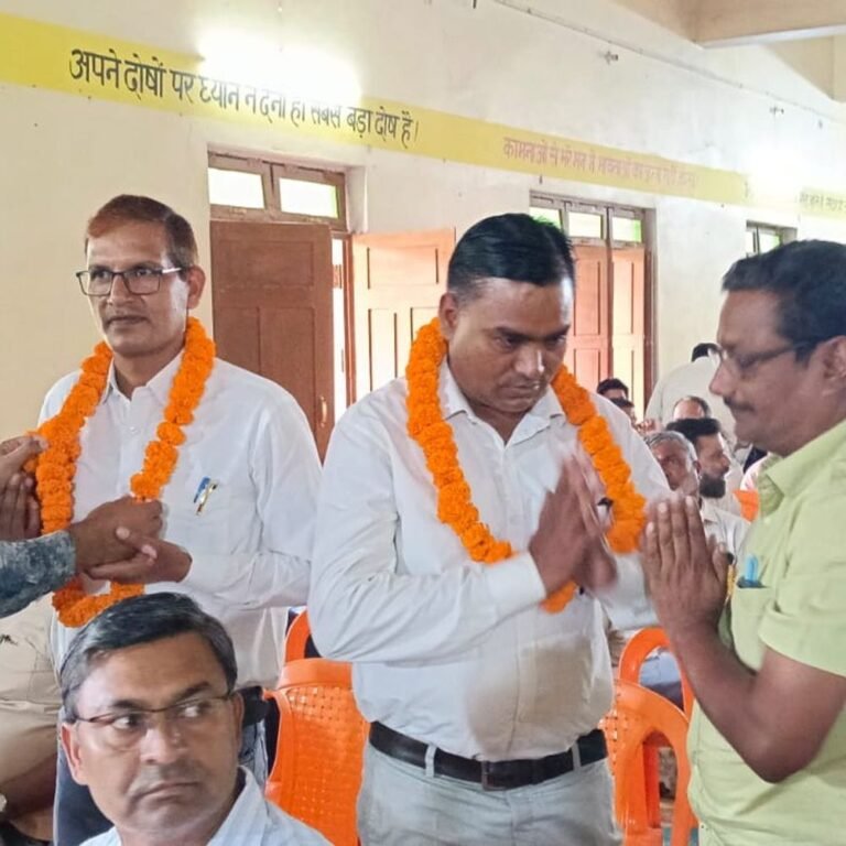 श्रावस्ती में शिक्षक संघ ने नई मंडल कार्यकारिणी बनाई:अधिवेशन में संतोष कुमार पाण्डेय अध्यक्ष, अरुण कुमार यादव महामंत्री चुने गए