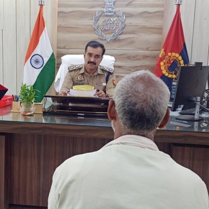 बलरामपुर में एसपी ने जनसुनवाई की, सख्त निर्देश दिए:भूमि विवाद, धोखाधड़ी और साइबर फ्रॉड की शिकायतें सुनीं; लापरवाही पर कार्रवाई की चेतावनी
