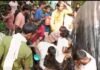 बहराइच में पेट्रोल से भरा टैंकर पलटा:डिब्बे-बाल्टियां लेकर पहुंचे ग्रामीण, भीड़ संभालने में जुटी पुलिस बहराइच में पेट्रोल से भरा टैंकर पलटा:डिब्बे-बाल्टियां लेकर पहुंचे ग्रामीण, भीड़ संभालने में जुटी पुलिस