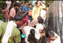बहराइच में पेट्रोल से भरा टैंकर पलटा:डिब्बे-बाल्टियां लेकर पहुंचे ग्रामीण, भीड़ संभालने में जुटी पुलिस बहराइच में पेट्रोल से भरा टैंकर पलटा:डिब्बे-बाल्टियां लेकर पहुंचे ग्रामीण, भीड़ संभालने में जुटी पुलिस