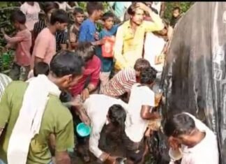 बहराइच में पेट्रोल से भरा टैंकर पलटा:डिब्बे-बाल्टियां लेकर पहुंचे ग्रामीण, भीड़ संभालने में जुटी पुलिस बहराइच में पेट्रोल से भरा टैंकर पलटा:डिब्बे-बाल्टियां लेकर पहुंचे ग्रामीण, भीड़ संभालने में जुटी पुलिस
