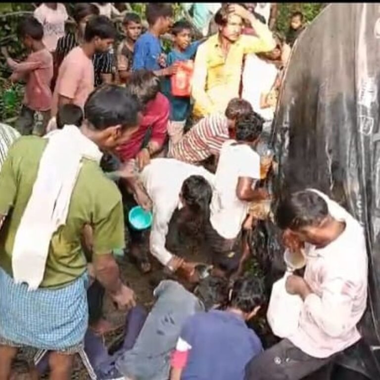 बहराइच में पेट्रोल से भरा टैंकर पलटा:डिब्बे-बाल्टियां लेकर पहुंचे ग्रामीण, भीड़ संभालने में जुटी पुलिस